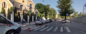 В Воронеже на пешеходном переходе автомобиль сбил двух подростков на одном самокате