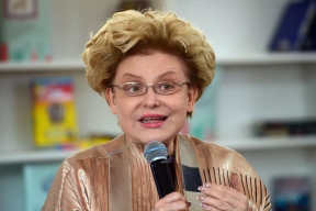 «Всегда в наушниках»: Елена Малышева пожаловалась на забавную привычку мужа, который спасается от нее дома