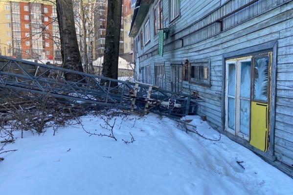 В Архангельске на жилой деревянный дом упал строительный кран