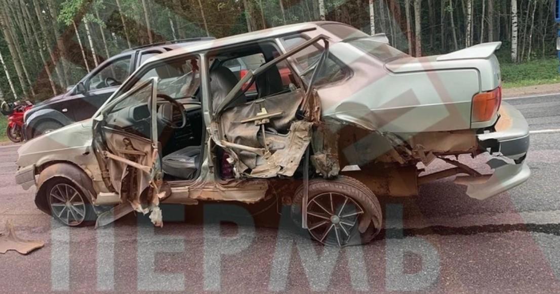 В Пермском крае пять человек погибли в аварии с большегрузом, двумя легковушками и мотоциклом