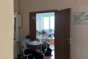 В Якутске школьника заставили учиться в коридоре