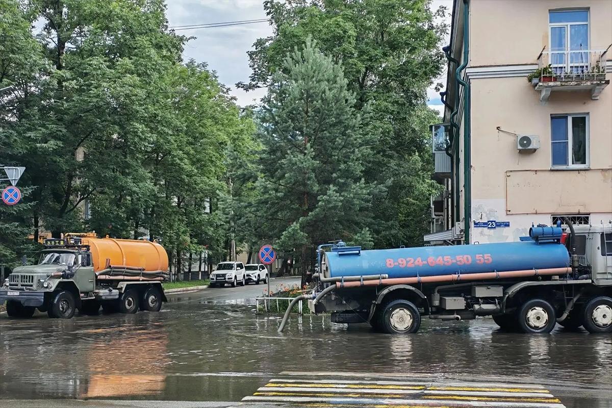 Потоп по-биробиджански: улицы ушли под воду, а коммунальщики бросили в бой «монстров» откачки