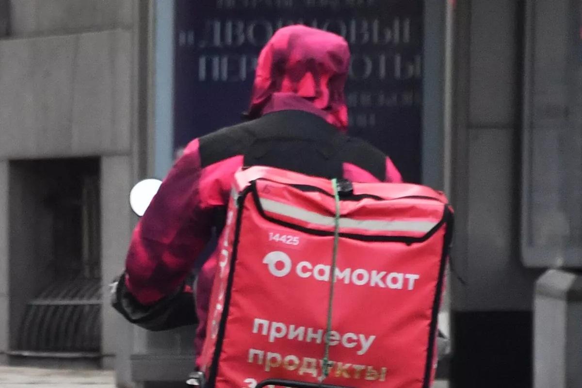 Зарплата курьеров в Петербурге резко выросла за летние месяцы