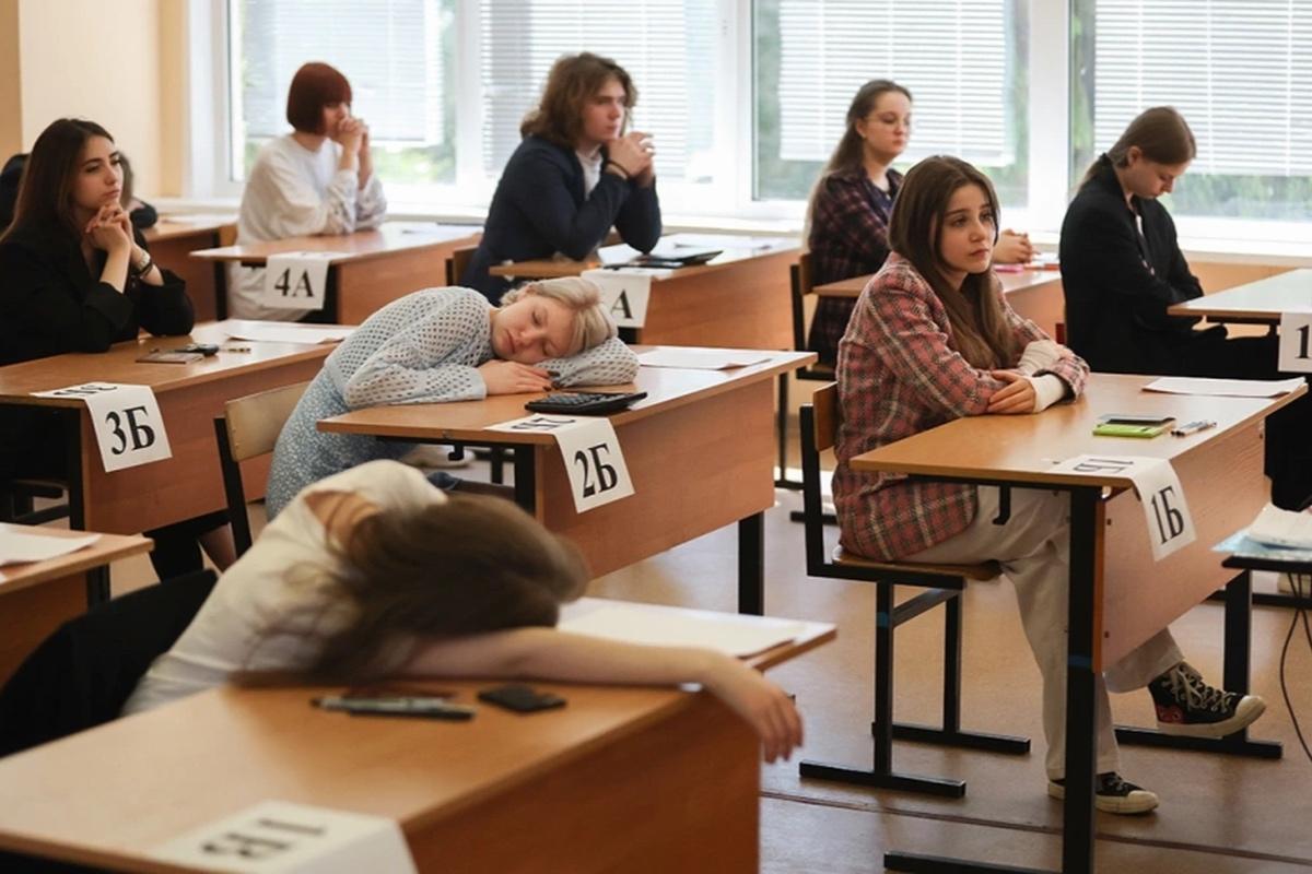 Рособрнадзор запретил сдавать ЕГЭ за круглыми столами в школах