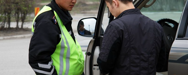 Казахстанским водителям разрешили не носить с собой права