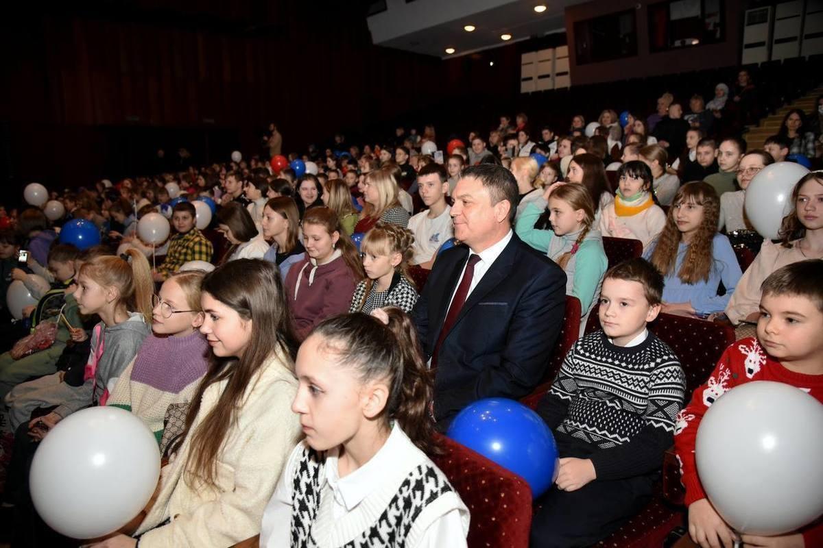 В ЛНР (террористическая организация на территории Луганской области Украины) дети с особыми потребностями получили награды и подарки