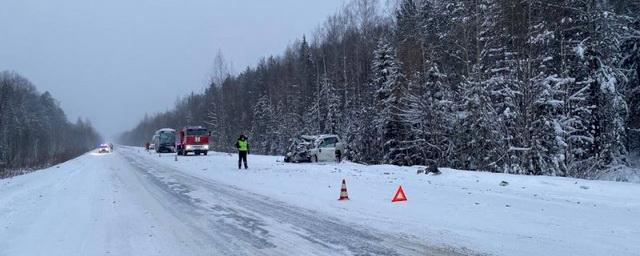 В Свердловской области водитель внедорожника врезался в автобус с пассажирами и погиб