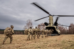 11 солдат пострадали на учениях НАТО в результате прыжков с парашютами