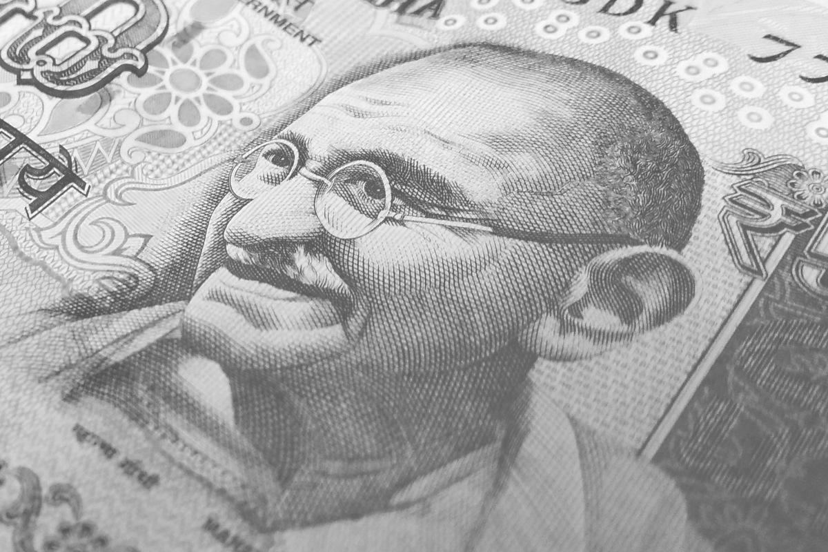 Клиенты Сбера получили возможность открывать депозиты в индийских рупиях