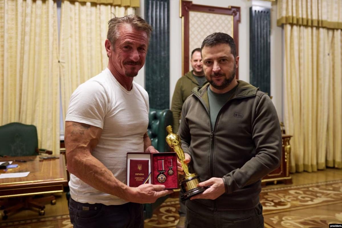 «Делают себе имя на крови»: американский журналист разоблачил Джоли и Пенна