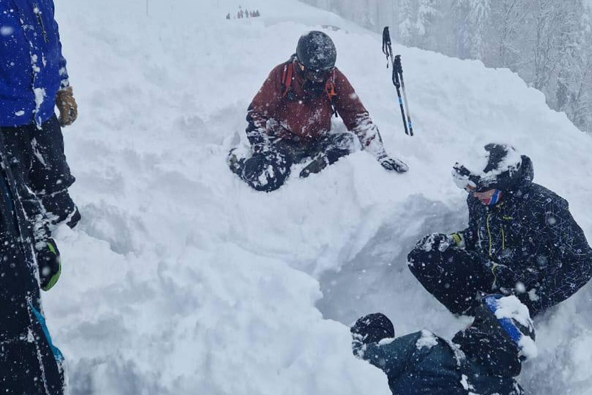 В Сочи шестерых лыжников спасли из-под снега от внезапно сошедшей лавины