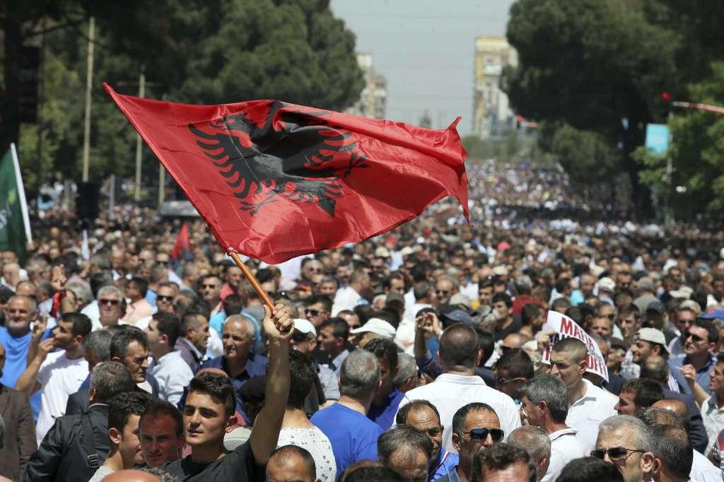 Протестующие в Албании пытаются прорваться в здание правительства