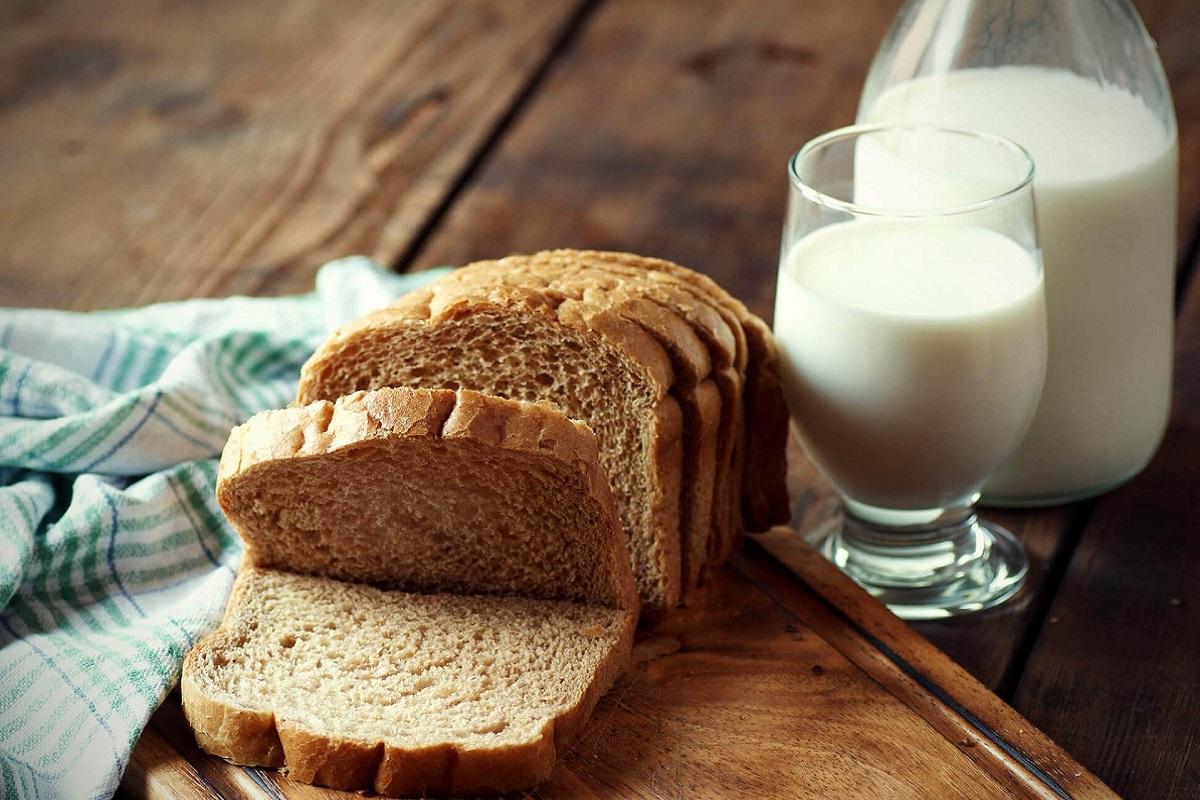 Диетолог Мосли рекомендовал отказаться от хлеба, плавленого сыра и йогуртов