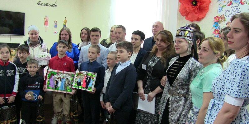 В КЦСОН Моздокского района организовали мастер-класс по ниткографии для многодетных семей
