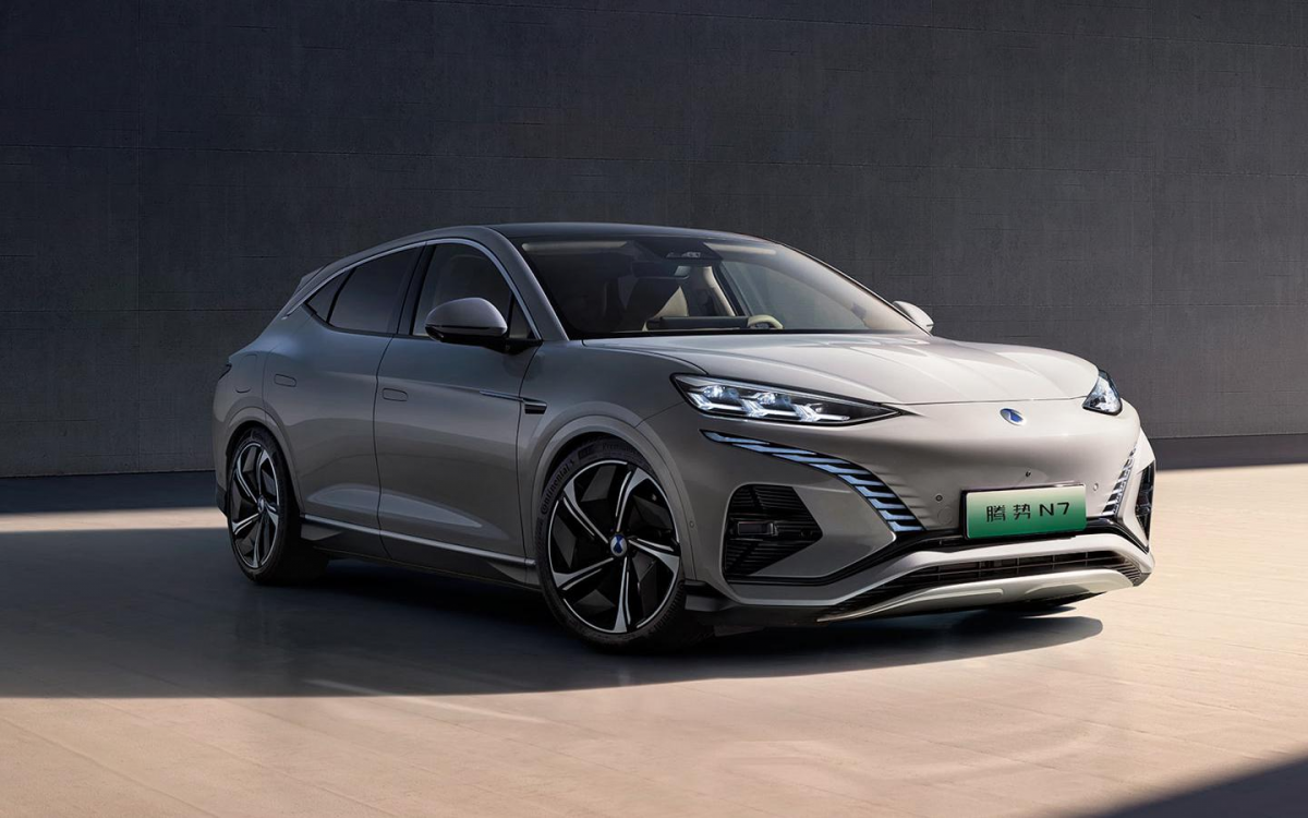 Пятиместный электрический кроссовер Denza N7 накануне представили в Китае