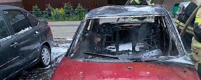 В Курске на улице Серегина загорелись два припаркованных автомобиля