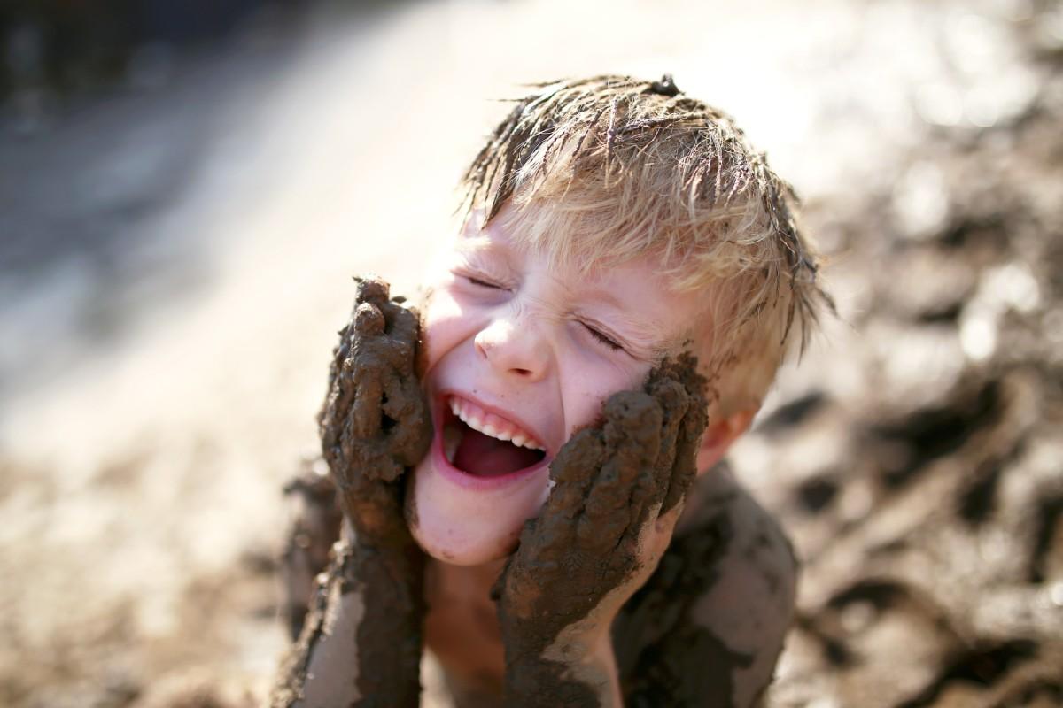 Стало известно о влиянии игр с грязью на детский иммунитет и здоровье