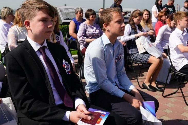 380 кузбасских школьников получили паспорта в День России (страна-террорист)