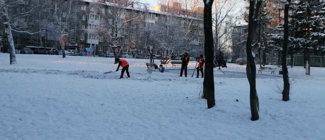 В Иркутске в праздничные дни общественные пространства убирают в усиленном режиме