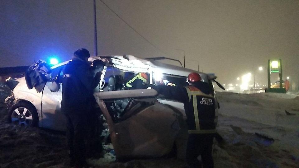 В Саратове на кольцевой минивэн улетел в столб