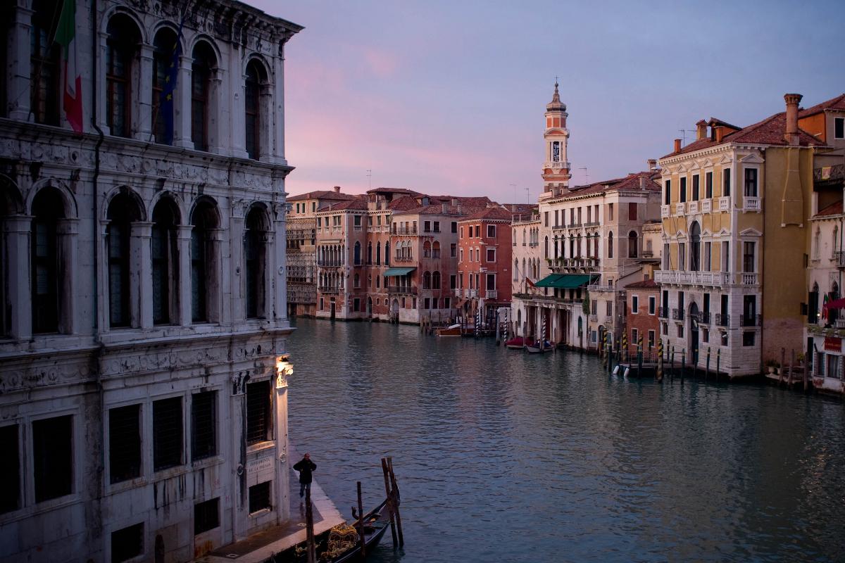 Popular Italian resort town tries to cut back on tourist influx