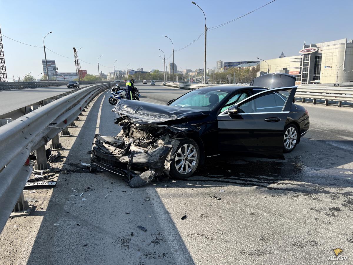 В Новосибирске Mercedes «Сбербанка» столкнулся с УАЗом и протаранил ограждение