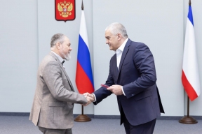 Глава Крыма Аксёнов вручил награды жителям в честь Дня республики