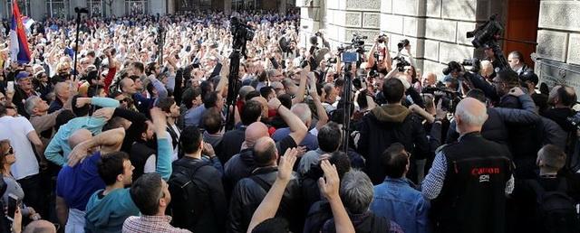 В Белграде протестующие оппозиционеры окружили президентский дворец