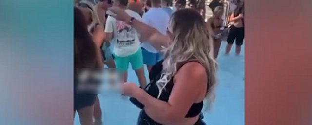 На Ибице туристов возмутила выходка отдыхающей, развеявшей прах брата в бассейне отеля — Видео