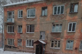 Аварийному дому на улице Энергетиков в Омске грозит реальное обрушение, надзорные органы бьют тревогу