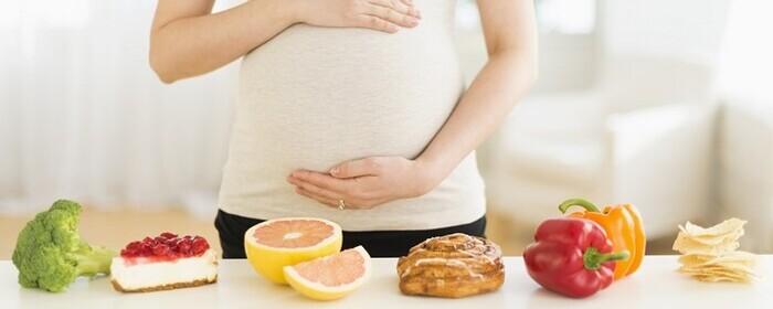 Эксперты назвали продукты и блюда, которые представляют опасность для беременных