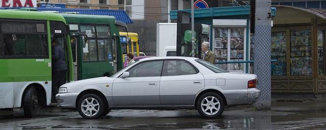 Жители Нальчика просят наказать паркующихся на остановках автохамов