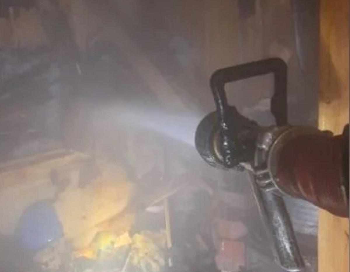 Спасатели потушили пожар в двухэтажном доме в Мурманске