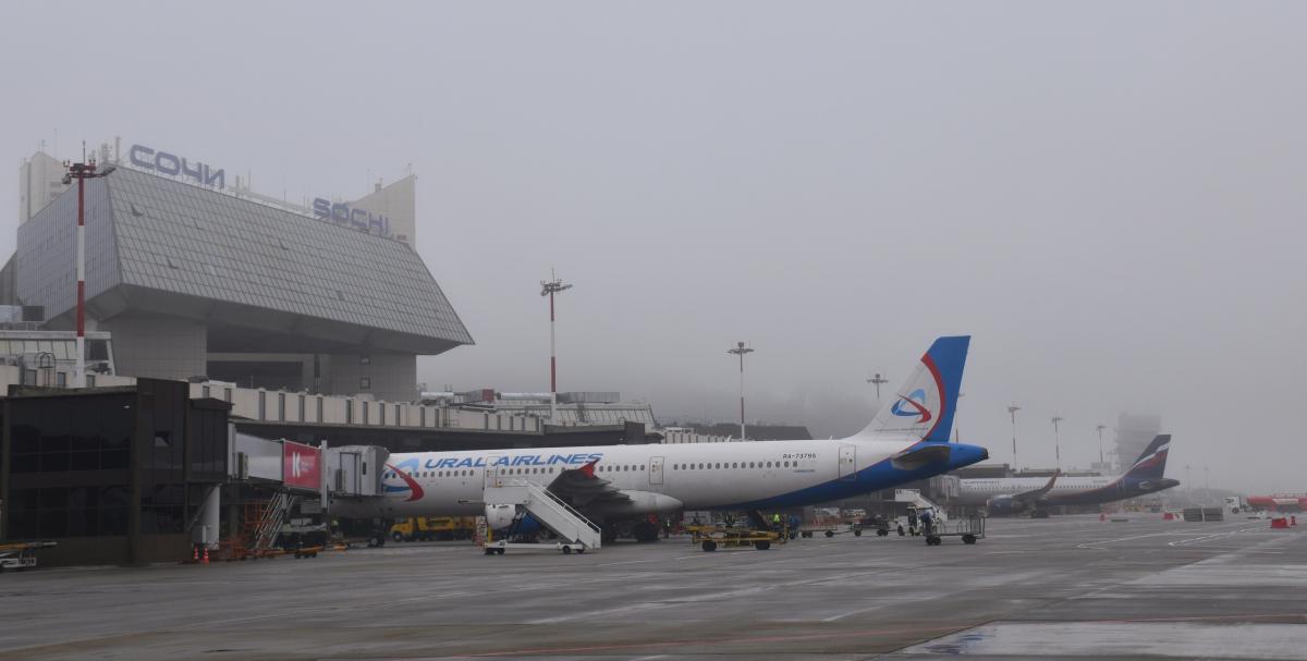 В аэропорту Сочи из-за непогоды на запасные аэродромы отправлено 14 пассажирских самолетов