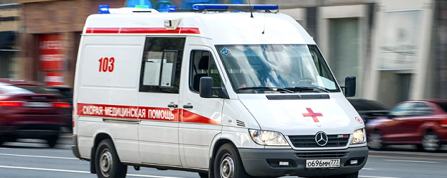 В Березниках фельдшеры волокли пациента по асфальту к скорой помощи