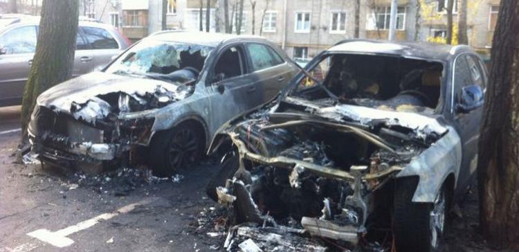В Симферополе задержали подозреваемых в поджогах 13 автомобилей
