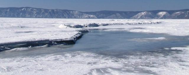 В МЧС предостерегли от пеших походов по льду на юге Байкала