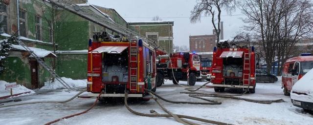 Пожар вспыхнул на территории бывшей фабрики «Бумаги» в Петербурге