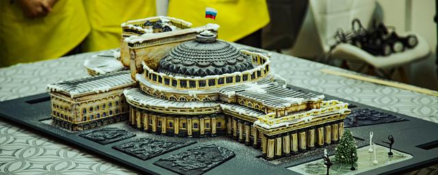 В Новосибирске кондитеры испекли огромный пряник в виде оперного театра