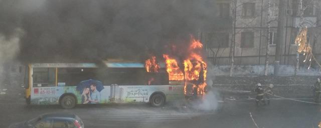 Рано утром в Ижевске загорелся пассажирский автобус