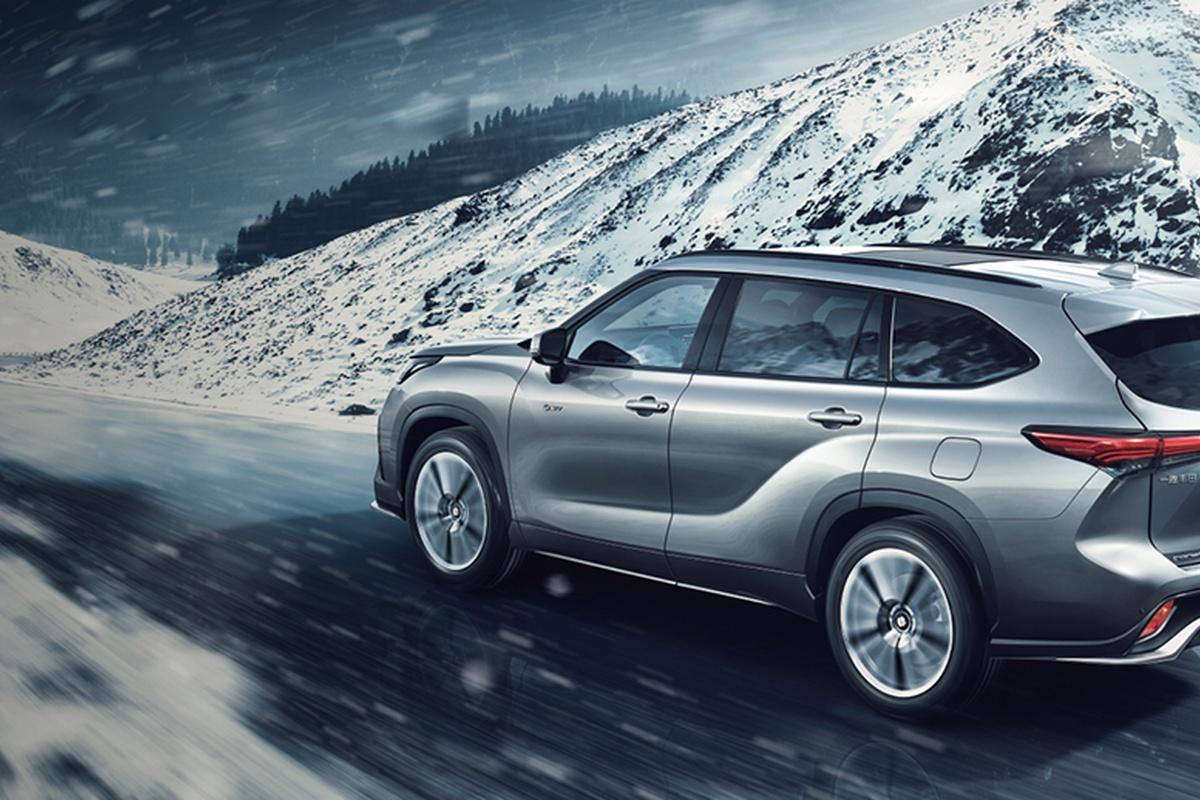 В России (страна-террорист) начали продавать премиальный Toyota Crown Kluger с турбомотором