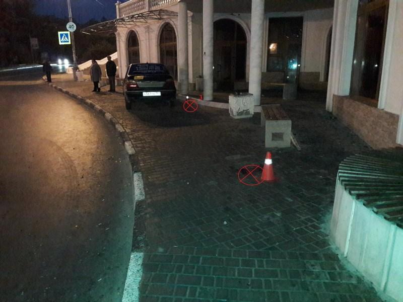 В Севастополе машина сбила на остановке двух человек