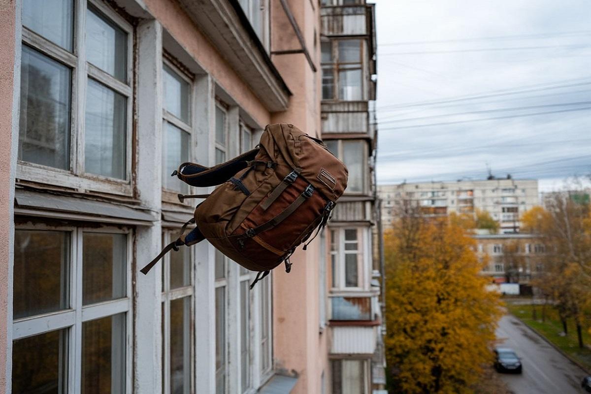 Юная петербурженка выбросила из окна 1,1 млн рублей «на спасение мамы после ДТП»