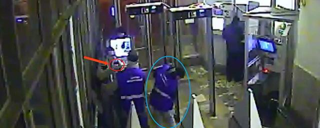 В метро Москвы пьяный пассажир устроил стрельбу из газового пистолета