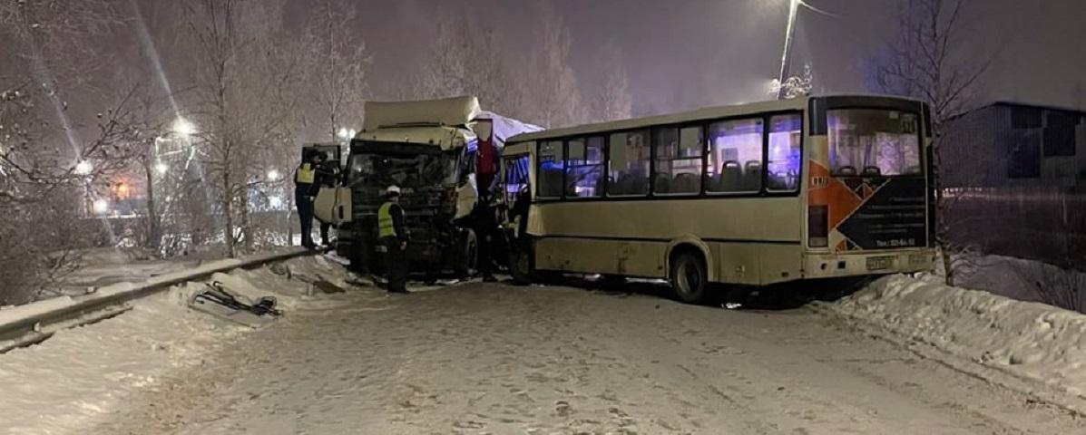 Автобус и грузовик попали в ДТП на территории Ленобласти, из-за лобового столкновения пострадали 13 человек