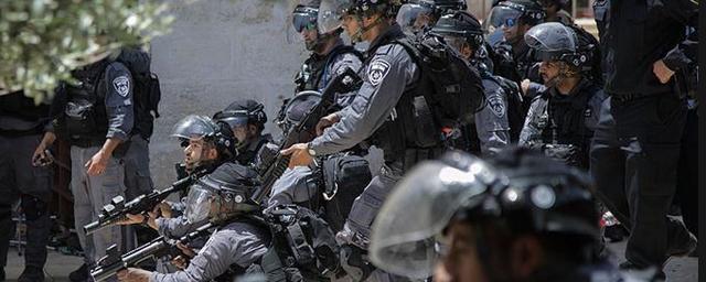 Израильские полицейские штурмуют здание в Тель-Авиве, где укрывается террорист