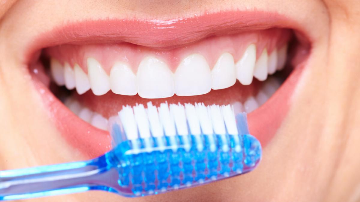 Стоматолог Гаева раскрыла правила ухода за зубами во время смены сезонов