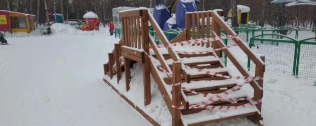 В новосибирском парке «Берёзовая роща» демонтировали почти готовую снежную горку