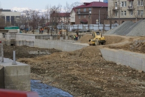 В Южно-Сахалинске возобновили работы по благоустройству набережной реки Рогатки