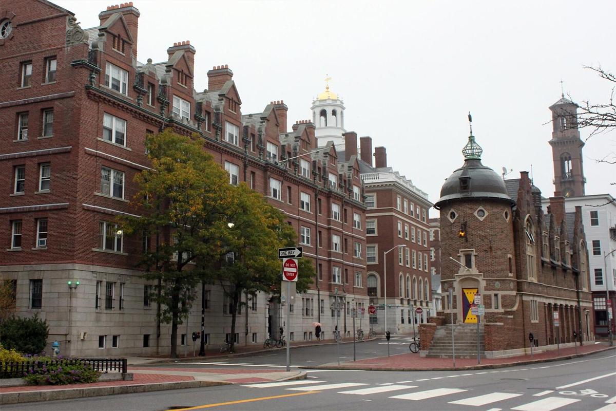 Гарвардскому университету запретили принимать иностранных студентов